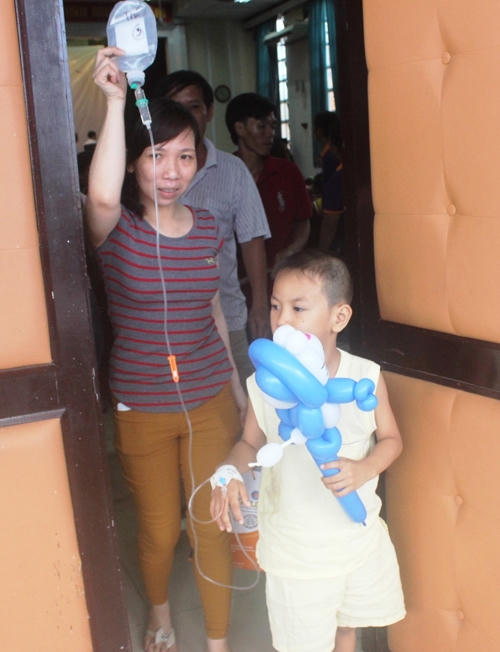 Những em b&eacute; ung thư mang chai dịch truyền đ&oacute;n Tết thiếu nhi