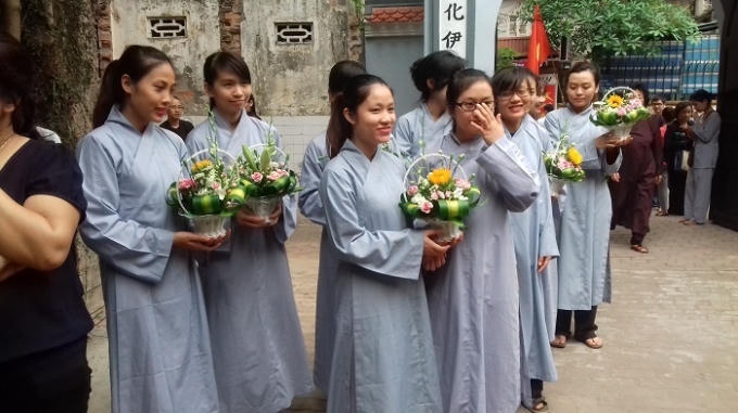 giới trẻ "hóa thân" làm tăng ni để dâng hương lễ Phật.