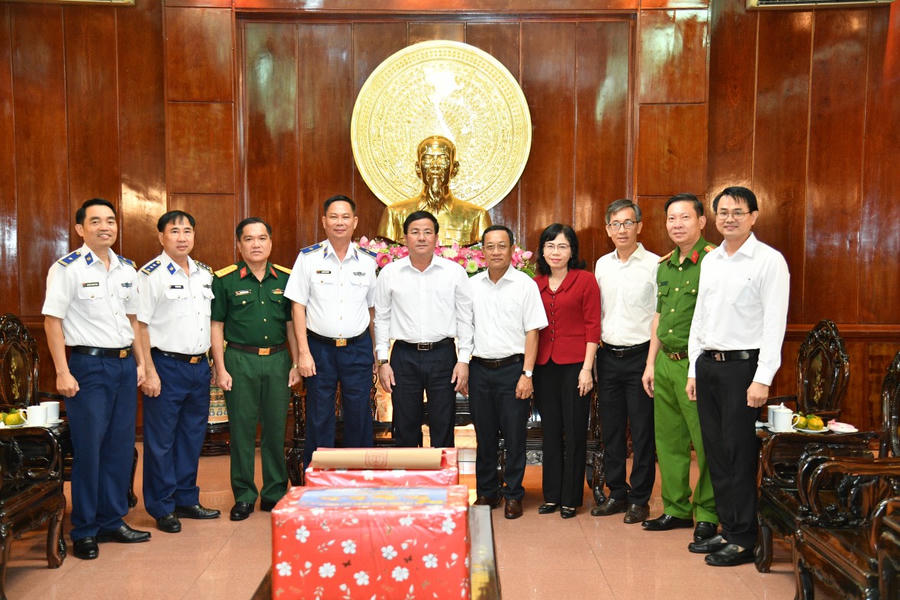 Thiếu tướng Nguyễn Văn Dũng - Bí thư Đảng ủy, Chính ủy Bộ Tư lệnh Vùng Cảnh sát biển 4 thăm, chúc Tết Thành ủy Cần Thơ