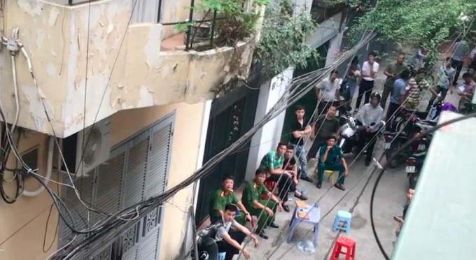 Cơ quan chức năng có mặt tại hiện trường để điều tra nguyên nhân vụ việc. Ảnh: VietNamNet.