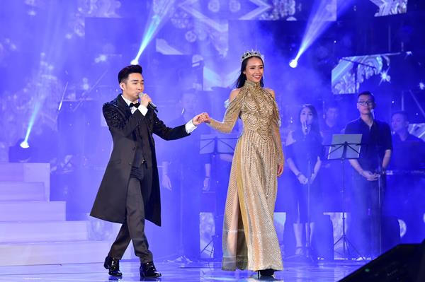 Quang Hà nắm tay Phương Thanh và Siu Black lại gần nhau trong Live Concert