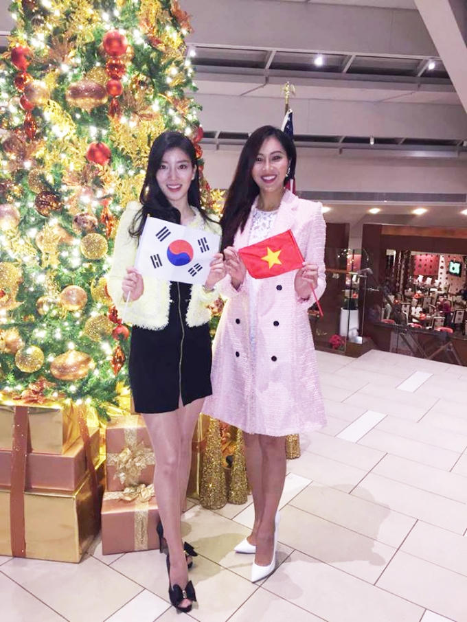 Đại diện Hàn Quốc (bên trái) là bạn cùng phòng của Diệu Ngọc. Cô chia sẻ: "Hoa hậu Hàn Quốc Hyun WANG rất xinh, thân thiện, có làn da trắng rất thu hút. Phong thái thì vô cùng nền nã, nhã nhặn. Ngọc và cô ấy trò chuyện rất nhiều về chuyến bay sang Mỹ lần này. Hyun WANG cho biết cô vô cùng ấn tượng với khán giả, ẩm thực Việt Nam trong một lần sang tham dự sự kiện”.