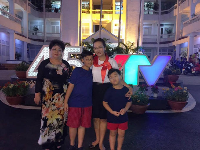 2 Cậu con trai của BTV V&acirc;n Anh tr&ocirc;ng kh&aacute; kh&ocirc;i ng&ocirc;, tuấn t&uacute; giống mẹ.