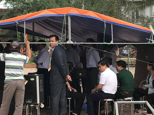 Thiếu tướng Đoàn Duy Khương - người mặc áo trắng - tham gia trong buổi lập biên bản thả 19 người bị dân giữ.