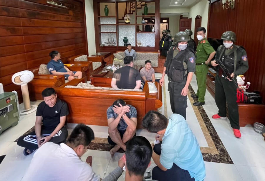 Cục An ninh mạng và Phòng, chống tội phạm công nghệ cao cùng đơn vị phối hợp đồng loạt khám xét nhiều địa điểm liên quan. Ảnh: Công an cung cấp.