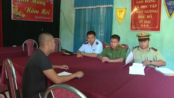 Lực lượng chức năng làm việc với lái xe Vũ Trí Quế.