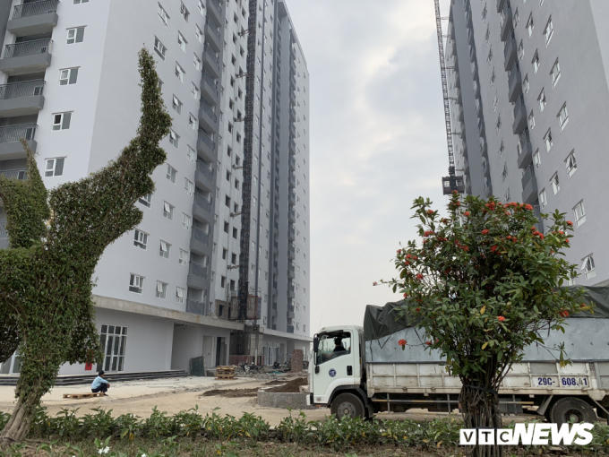 Trước đó, chiều 9/10, Tập đoàn Mường Thanh công bố sẽ tung ra thị trường 1.200 căn hộ chung cư tại dự án Thanh Hà với mức giá 10,5 - 11 triệu đồng/m2. Các căn hộ này thuộc 5 tòa HH02, mỗi tòa cao 19 tầng, mỗi tầng 17 căn hộ và 5 thang máy.