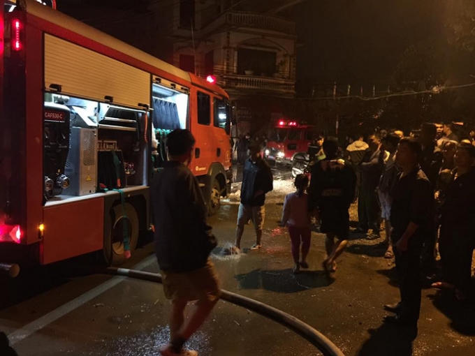 Lực lượng cứu hỏa nhanh chóng có mặt tại hiện trường khống chế đám cháy.