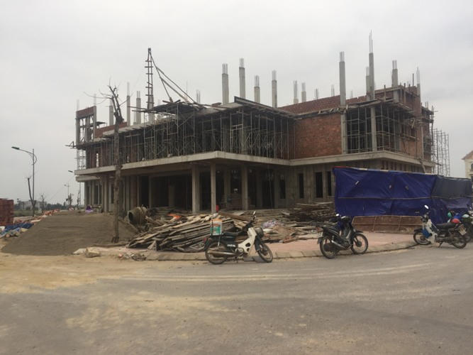 Bị lập biên bản nhưng không hiểu sao các cơ quan công quyền vẫn để cho công trình sai phạm này tiếp tục thi công. (Ảnh: Phan Ba)