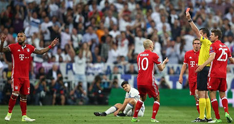 Vidal nhận thẻ đỏ khiến Bayern sụp đổ ở hiệp phụ.