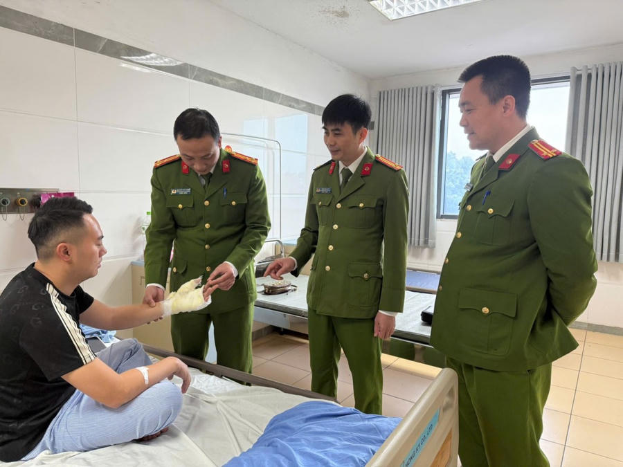 Để kịp thời động viên tinh thần mưu trí, dũng cảm trong thực hiện nhiệm vụ, ngày 15/01/2026, Chỉ huy Công an phường Vũ Ninh đã thăm hỏi, động viên Đại uý Nguyễn Nhân Huy.