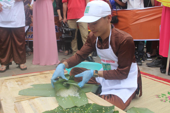 Rộn r&agrave;ng Hội thi g&oacute;i, nấu b&aacute;nh chưng gi&atilde; b&aacute;nh giầy tại lễ hội Đền H&ugrave;ng