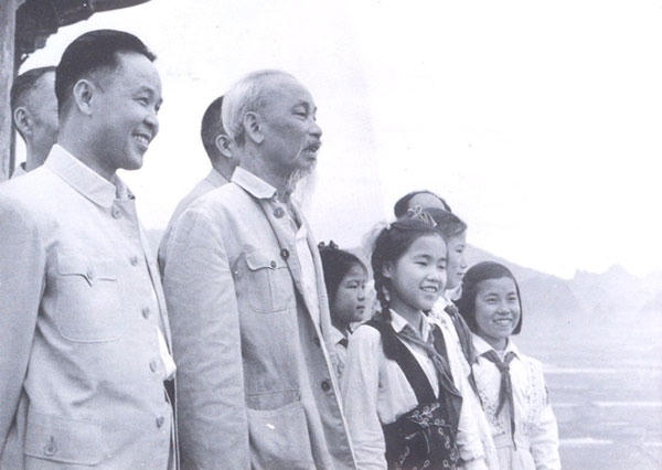 Bác Hồ cùng với thiếu nhi ở Quế Lâm.