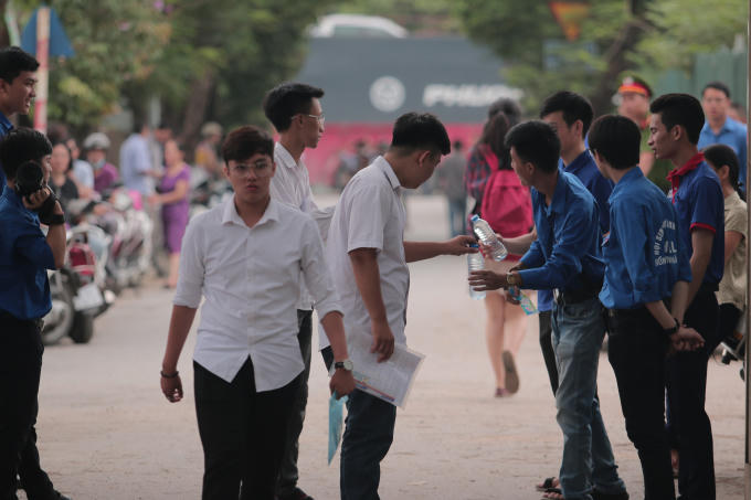 Trong buổi sáng đầu tiên, thí sinh được sự giúp đỡ nhiệt tình của sinh viên tình nguyện.