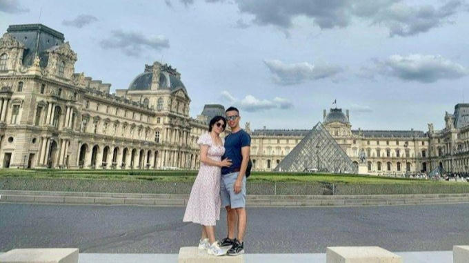 Anh Ngũ Dũng đang có chuyến du lịch châu Âu 20 ngày, tới Pháp, Đức, Thụy Sĩ và Áo. Anh cho biết châu Âu đã mở cửa hoàn toàn với du lịch như trước dịch, không yêu cầu khách nhập cảnh cung cấp bất kỳ giấy tờ gì liên quan đến Covid-19. Ảnh: NVCC