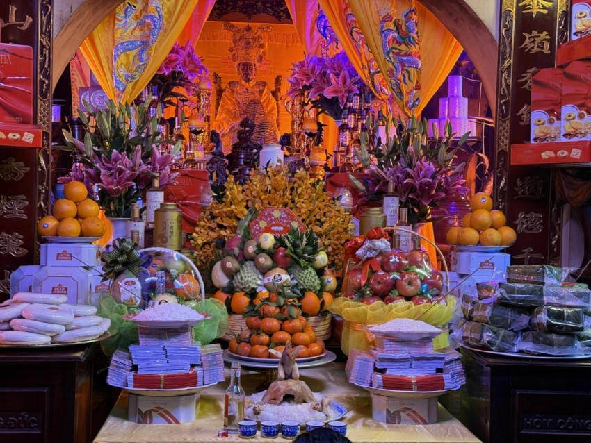 Bức tượng Đức Tản Viên Sơn Thánh trong hậu cung của đền.