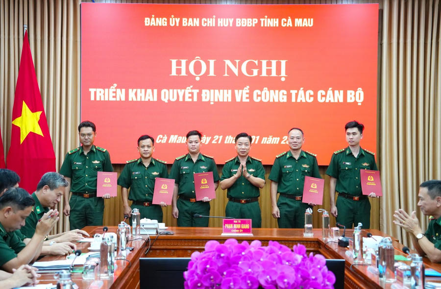 Đại tá Phạm Minh Giang trao quyết định điều động, bổ nhiệm cán bộ; đồng thời trao quyết định chuyển công tác cho các sĩ quan thuộc BĐBP tỉnh Cà Mau.