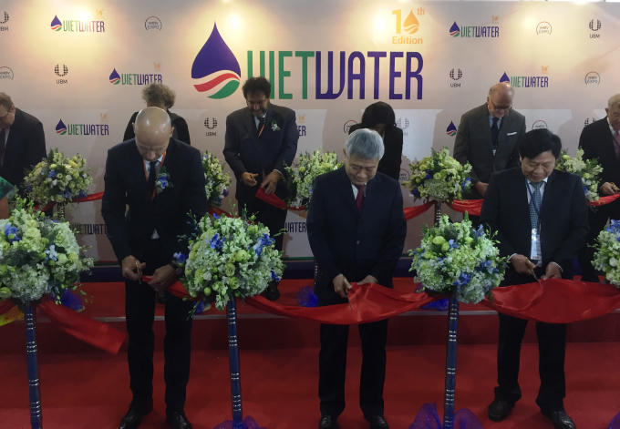 Các khách mời tham gia cắt băng khai mạc Triển lãm Vietwater 2018.