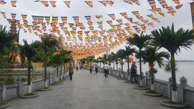 Đường vào  chùa Trấn Quốc được trang trí nghiêm trang.