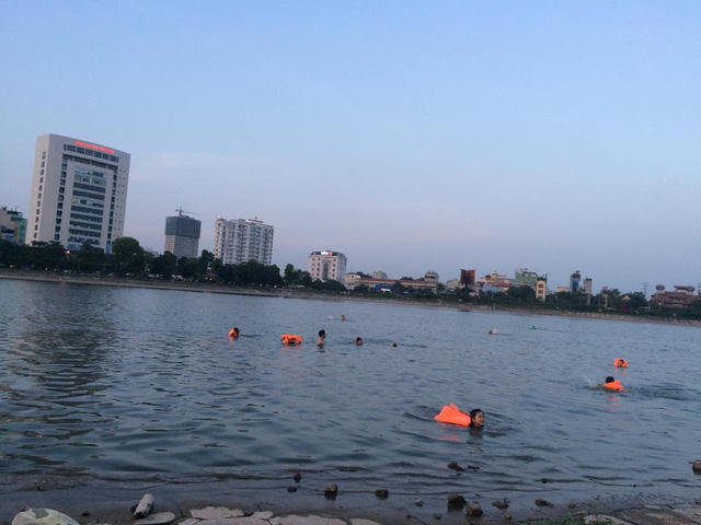Tại bán đảo Linh Đàm, nhiều người dân đổ dồn về hồ nước để "giảm nhiệt". Trong đó, có cả dịch vụ thuê áo bơi cho người có nhu cầu.