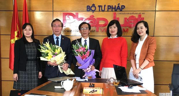 Luật sư Nguyễn Văn Chiến, Phó Chủ tịch Liên đoàn Luật sư Việt Nam ( thứ 2 từ trái sang) và ông Nguyễn Văn Bốn, Cục trưởng Cục Bồi thường Nhà nước, Bộ Tư pháp (thứ 3 từ trái sang) sẽ giải đáp những thắc mắc của độc giả.