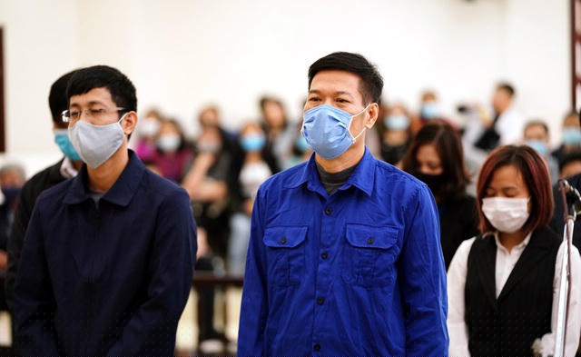 Cựu Giám đốc CDC Hà Nội Nguyễn Nhật Cảm (áo xanh) tại buổi tuyên án.