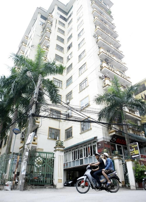 45 hộ dân sống tại tòa nhà Sông Đà nhiều năm nay làm đơn kiến nghị lên chủ đầu tư yêu cầu làm sổ đỏ nhưng bị từ chối. Ảnh: Như Ý