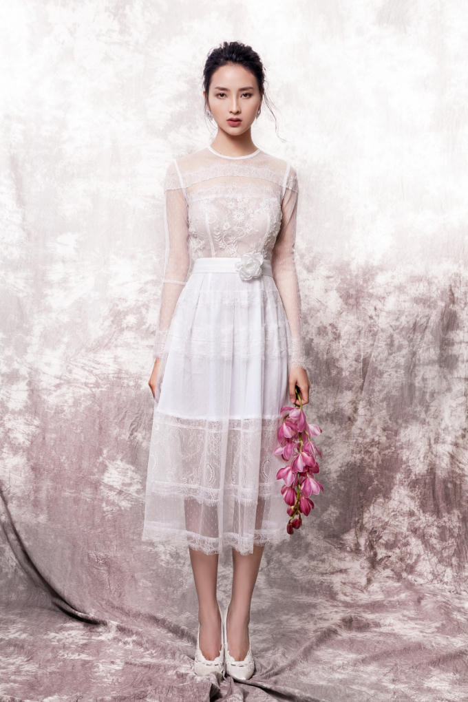 MC Huyền Trang M&ugrave; Tạt đẹp cuốn h&uacute;t trong trang phục ren xuy&ecirc;n thấu