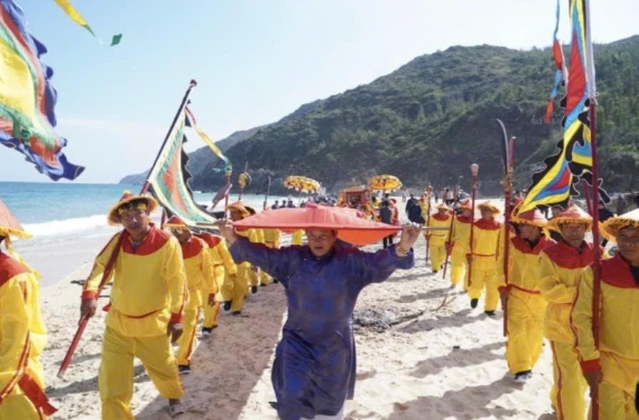 Những nghệ nhân tham gia nghi lễ nghinh thủy lục đều được hóa trang kỹ lưỡng. Đ. N