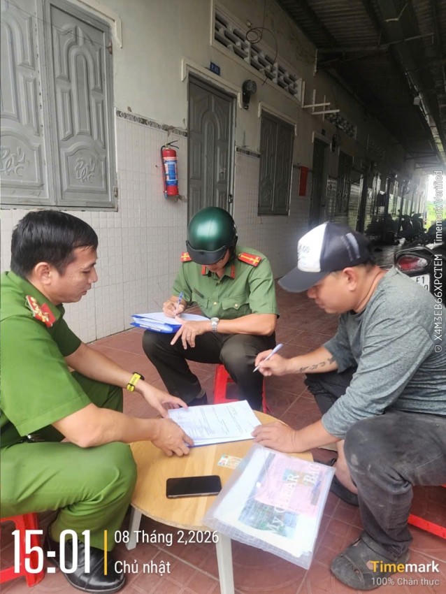 Cảnh sát khu vực hướng dẫn giấy tờ cho người dân.