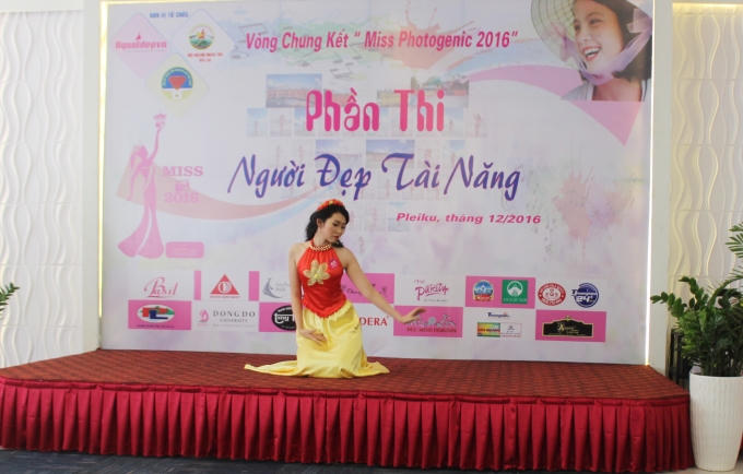 Thí sinh: Trần Huỳnh Lệ Huyền, đến từ Kiên Giang đang thể hiện phần thi múa vô cùng mềm mại và uyển chuyển của mình.