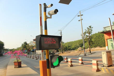 Đèn xanh bật thông cho xe qua lại vì chưa một lần thu phí.