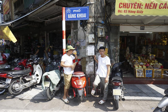 Những người lao động đang trú tạm dưới bóng râm để uống nước giải nhiệt.