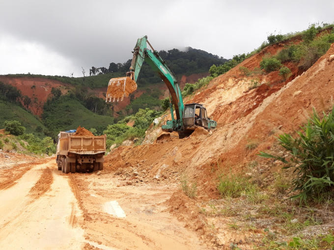 Máy múc và một số xe múc đất tạm chứ huyện vẫn chưa đấu giá chọn nhà thầu khắc phục đường để dân đi lại.