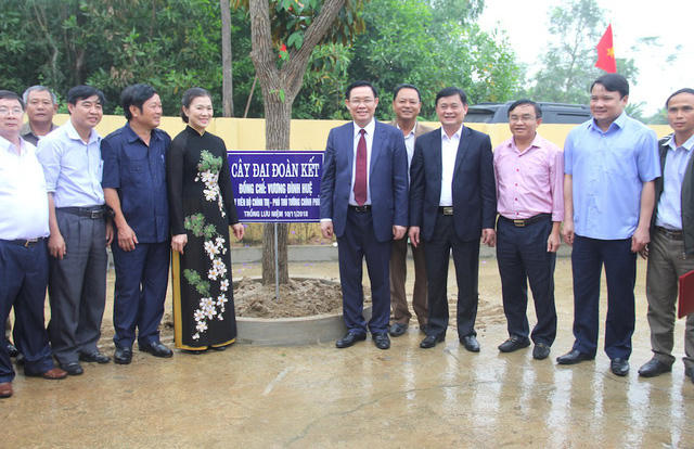 Các đại biểu trồng cây Đại Đoàn Kết tại khuôn viên xóm Thanh Lương nhân dịp kỷ niệm 88 năm ngày thành lập Mặt trận tổ quốc Việt Nam. (Ảnh: Nguyễn Duy/Dân trí)