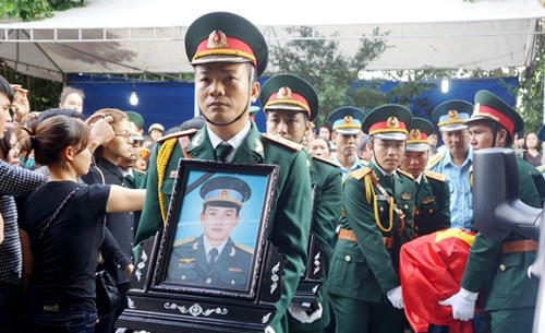 Giây phút xúc động tiễn đưa liệt sỹ Nguyễn Văn Tùng về nơi an nghỉ tại nghĩa trang liệt sỹ Hàm Rồng (TP Thanh Hóa)