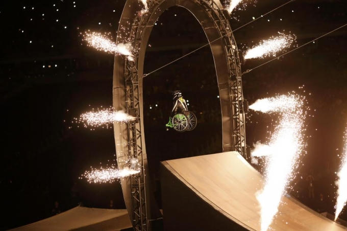 Màn biểu diễn xe lăn trên không trung trong phần khai mạc Paralympics 2016. (Ảnh: Reuters)