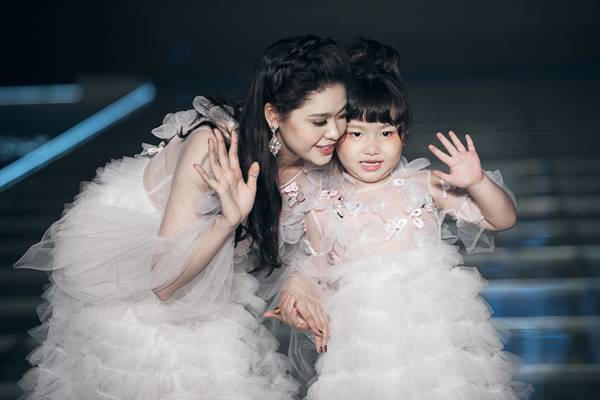 Cặp đôi đã cùng nắm tay bé Sushi và bé Lê Trà Mi (bé Bông) – cháu NTK Lê Minh Ngọc mở màn cho BST của Thảo Nguyễn đầy cuốn hút.