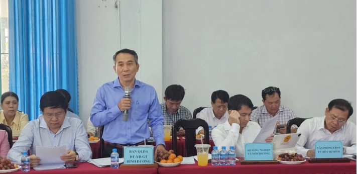 Ông Võ Ngọc Sang, Phó Ban quản lý dự án đầu tư xây dựng công trình giao thông Bình Dương báo cáo tiến độ dự án.