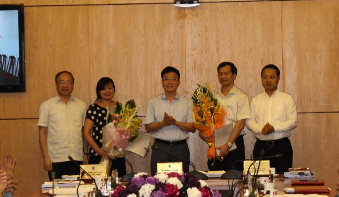 Bộ trưởng Bộ Tư pháp trao quyết định bổ nhiệm Chánh thanh tra Bộ.