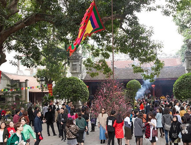 Mỗi dịp đầu năm hay ngày mùng 1, rất nhiều người dân đến chùa Kim Liên lễ và vãn cảnh chùa.