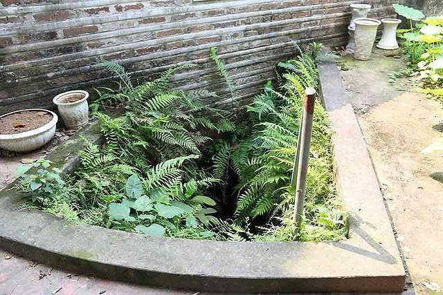 Ở đình Quán La (Xuân La Tây Hồ, Hà Nội) tồi tại một cửa hang dẫn xuống hầm ngầm đầy bí ẩn. Theo thủ từ Nguyễn Văn Lực, cũng không ai biết rõ hang ngầm này có từ bao giờ.
