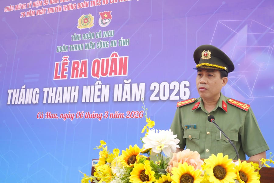 Đại tá Lê Tấn Vinh – Phó Bí thư Đảng ủy, Phó Giám đốc Công an tỉnh Cà Mau, phát biểu chỉ đạo tại lễ ra quân.