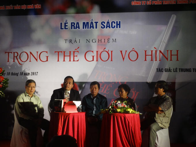 Tác giả Lê Trung Tuấn và các nhà nghiên cứu giao lưu với độc giả tại buổi ra mắt sách. Ảnh: Ngọc Nga