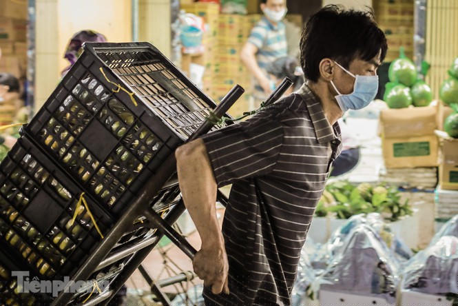 Lặng lẽ mưu sinh giữa chợ, ven hồ trong kỳ nghỉ lễ - ảnh 3