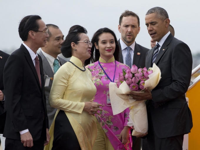 Tổng thống Obama nhận hoa chào tạm biệt tại Hà Nội.