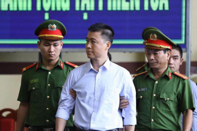 Hình ảnh ông Phan Văn Vĩnh, Phan Sào Nam được dẫn giải tới toà.