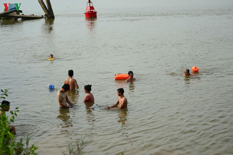 Ghi nhận của phóng viên VOV.VN, tại các điểm như cầu Long Biên, gần cầu Thăng Long hay khu vực giữa 2 cầu Chương Dương và Long Biên,...luôn tập trung rất đông người dân ra tắm.
