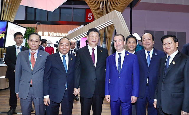 Thủ tướng Nguyễn Xuân Phúc, Tổng Bí thư, Chủ tịch Trung Quốc Tập Cận Bình, Thủ tướng LB Nga Đ.Mét-vê-đép và Thủ tướng Lào Thoong-lun Xi-xu-lít tại hội chợ. Ảnh: THỐNG NHẤT (TTXVN)