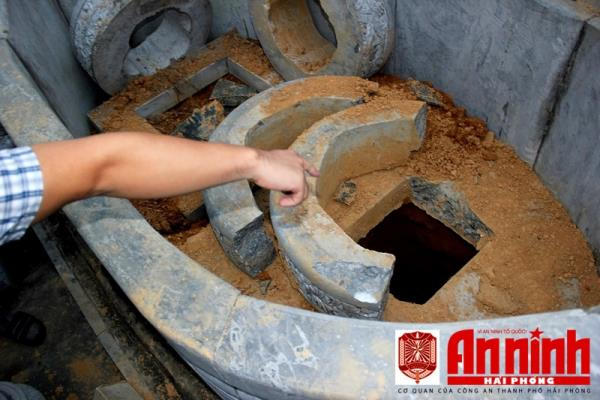 Phần mộ bị cạy phá